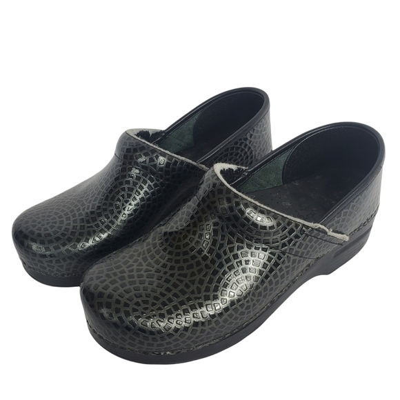 Dansko Black Clogs Webbed Textured Patent size 39 - Picture 2 of 13